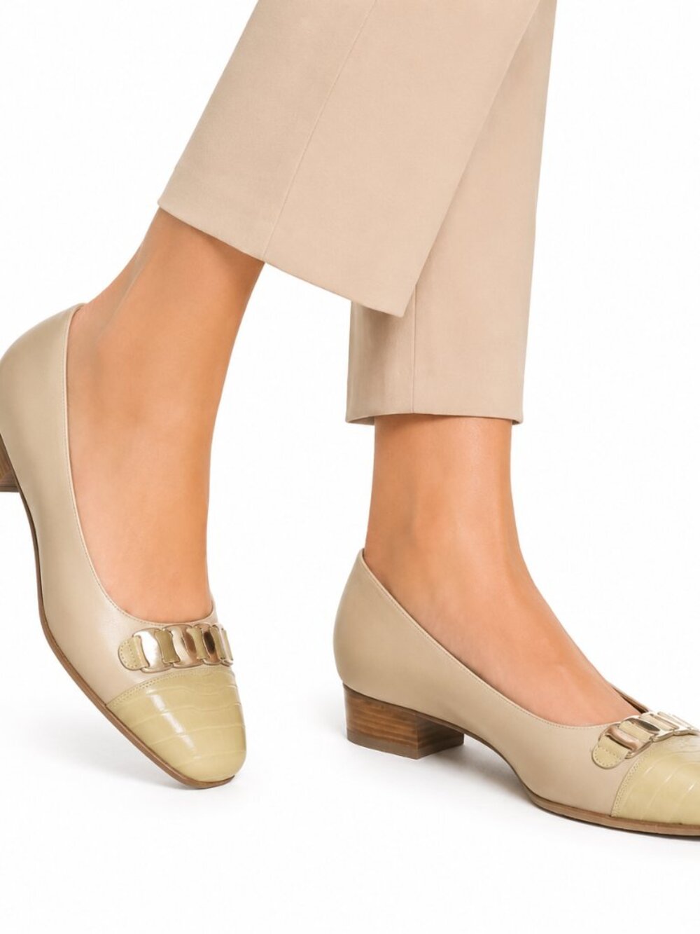 Salvatore Ferragamo Beige Leather Vara Bow Flats Croc Toe Made in Italy Sz 7.5 B